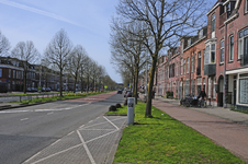 900176 Gezicht op Vleutenseweg te Utrecht, uit het oosten, met rechts de huizen Vleutenseweg 115 -hoger.